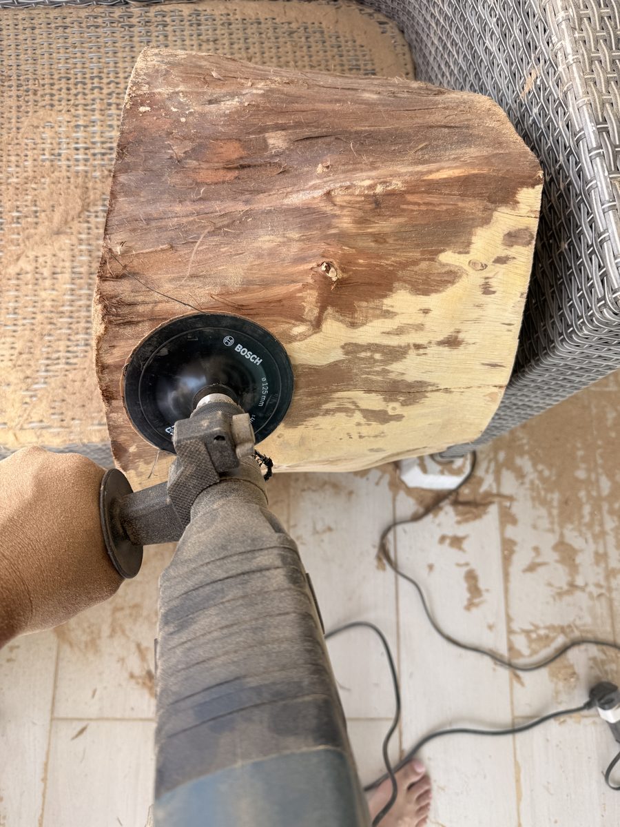 拾ってきた丸太をBoschのサンダーで研磨しているところ。テラスの床は木くずだらけ