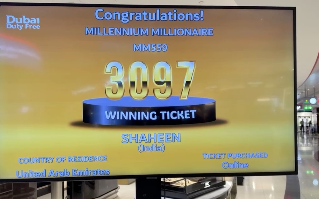 ドバイ・デューティー・フリーの抽選会場の画面。MILLENNIUM MILLIONAIRE MM559、WINNING TICKET 3097、SHAHEEN (India)、COUNTRY OF RESIDENCE United Arab Emirates、TICKET PURCHASED Online と表示されている