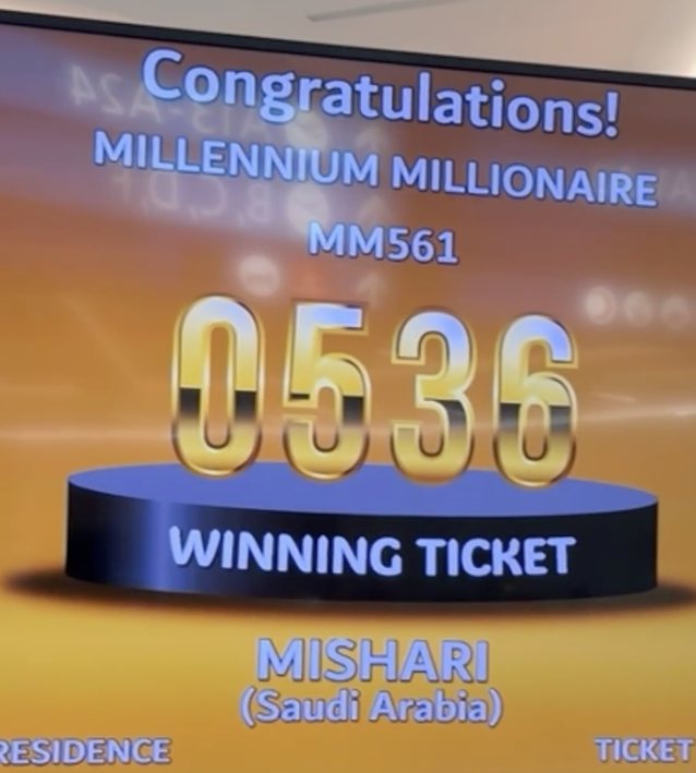 ドバイ・デューティー・フリーの抽選会場の画面。MILLENNIUM MILLIONAIRE MM561、WINNING TICKET 0536、MISHARI (Saudi Arabia) と表示されている