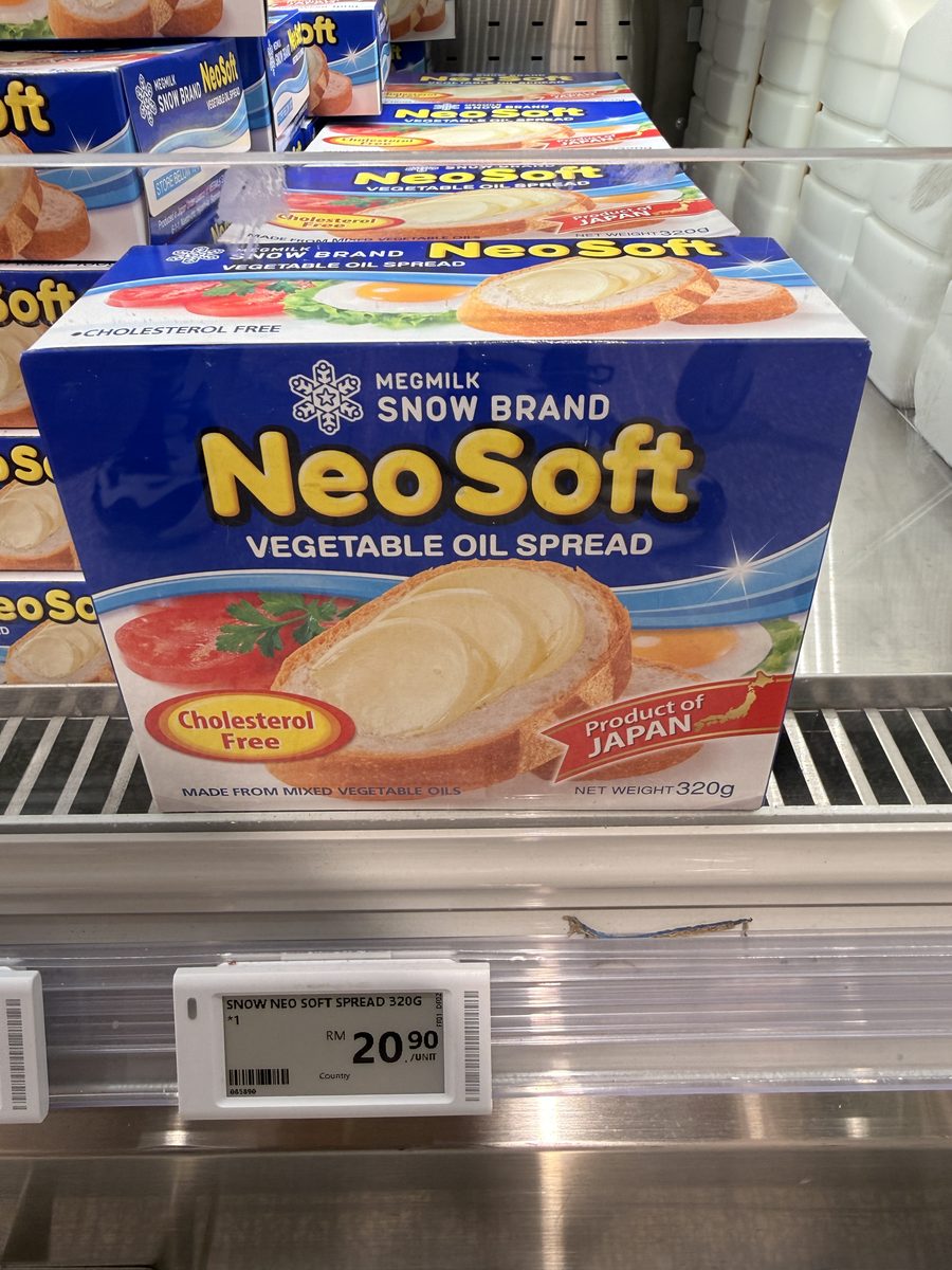 マレーシアのスーパーの棚に並ぶ雪印メグミルクのネオソフト(320g)。値札は RM20.90